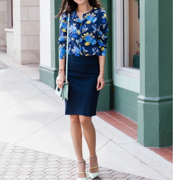 📺 Equipment Lynn floral blue top blouse - Picture 10 of 11